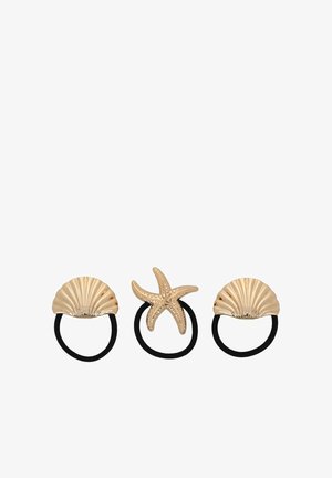Tre elastici per capelli neri con charm a tema marino color oro: due conchiglie e una stella marina, disposti in fila su uno sfondo bianco.