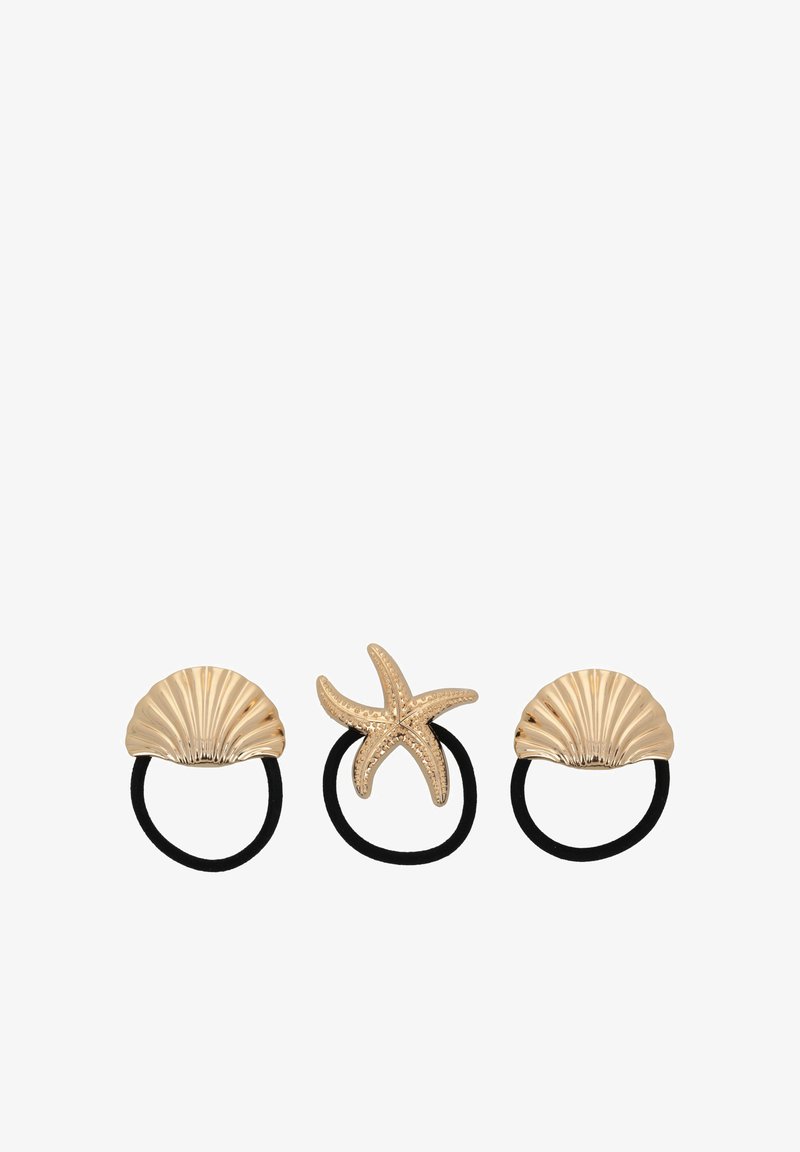 Trois élastiques noirs avec des breloques marines dorées : deux coquillages et une étoile de mer, disposés en ligne sur un fond blanc.