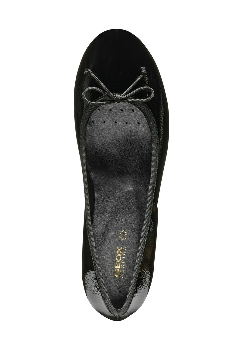 Schwarze Lackleder-Ballettschuhe mit runder Zehenpartie, dekorativem Bogen und perforierter Innensohle. Markenlogo innen sichtbar. Sanfte Textur.