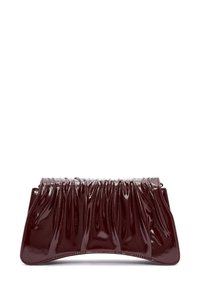Borsa a busta in pelle verniciata bordeaux con design arricciato, forma curvata e leggero lucido. Presenta una parte superiore strutturata e una base piatta.