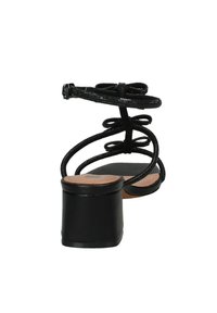 Sandali neri con tacco a spillo, design con cinturino intrecciato, caratterizzati da una punta quadrata e un tacco a blocco. Soletta liscia con texture in un colore contrastante.