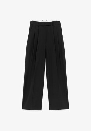 Pantalon noir à jambes larges avec plis sur le devant, passants pour ceinture et poches latérales, conçu pour une coupe ajustée.
