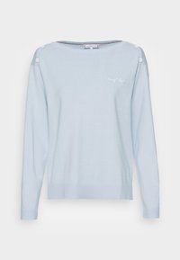 Helles blaues langärmliges Sweatshirt mit Boot-Ausschnitt, Knopfdetails an den Schultern, gerippten Bündchen und Saum sowie kleinem gesticktem Logo auf der Brust.