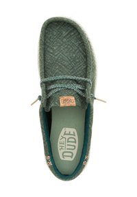 Scarpa slip-on verde in tessuto con una tomaia testurizzata, lacci a contrasto e suola in gomma di colore chiaro. Presenta un logo sulla soletta.