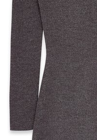 Tmavohnedá rebrovaná tkanina s kovovým leskom, obsahujúca dlhé rukávy a priliehavý strih. Textúrovaný povrch zdôrazňuje dizajn.