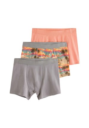 Tre herreboxershorts i ensfarvet grå, ensfarvet fersken og med et farverigt motiv af solnedgang og palmetræer.