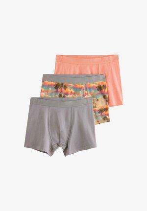 Tre herreboxershorts i ensfarvet grå, ensfarvet fersken og med et farverigt motiv af solnedgang og palmetræer.