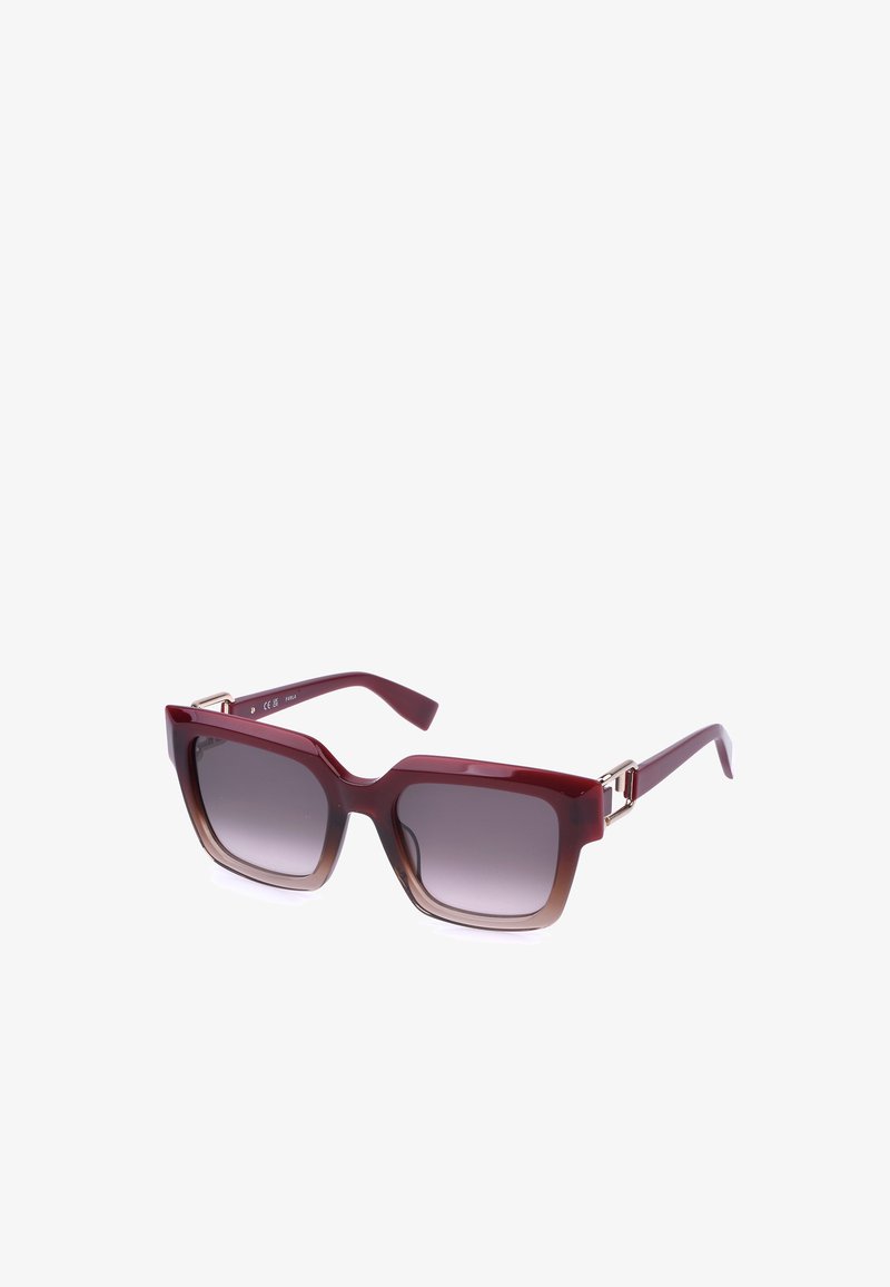 Lunettes de soleil carrées avec une monture dégradée du marron au rouge foncé et des verres teintés foncés sur fond blanc.