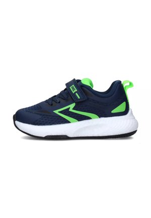 Scarpa atletica blu navy con accenti verdi, tomaia in rete, cinturino regolabile e suola bianca imbottita; presenta una suola in gomma nera per la trazione.