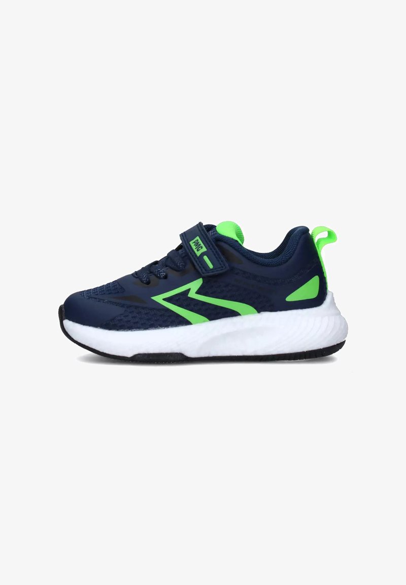 Scarpa atletica blu navy con accenti verdi, tomaia in rete, cinturino regolabile e suola bianca imbottita; presenta una suola in gomma nera per la trazione.