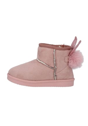 Botte de cheville en suede rose avec un bout arrondi, un design cousu, un pompon rose duveteux et des oreilles de lapin en fausse fourrure à l'arrière. Doublure douce à l'intérieur.