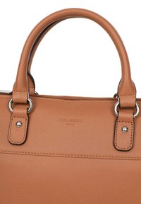 Borsa in pelle color cuoio con superficie testurizzata, due manici superiori, dettagli in metallo argentato e logo in rilievo "HEXAGONA PARIS".