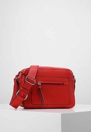 Punainen nahkainen olkalaukku, jossa on suorakulmainen muoto, säädettävä hihna, etzip-tasku ja teksturoitu pinta.