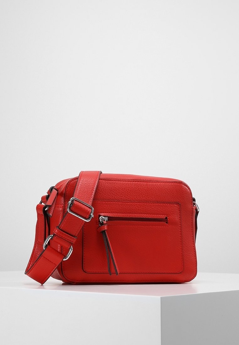 Červená kožená taška přes rameno s obdélníkovým tvarem, nastavitelným popruhem, přední kapsou na zip a texturovaným povrchem.