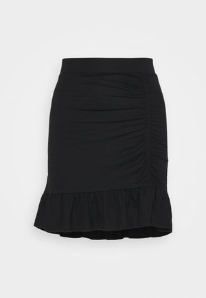 Mini-jupe noire froncée avec ourlet à volant, fabriquée en tissu doux. Présente une large ceinture élastique et une texture lisse.