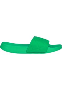 Groene rubberen slip-on sandaal met een gestructureerde voetbed en een gewatteerd bandontwerp, met een platte zool en een minimalistisch profiel.