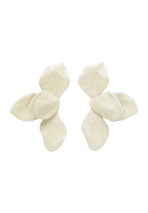 Asymetryczne białe kolczyki w kształcie kwiatów z nakładającymi się na siebie elementami przypominającymi płatki, ukazujące subtelną perłową fakturę.