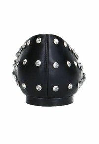 Zwarte leren schoen met een ronde neus en studs als versiering. Beschikt over een platte zool en een gestructureerd oppervlak met decoratieve glanzende accenten.