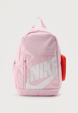 Sac à dos Nike rose avec grand logo blanc à l'avant, compartiments zippés et une poche latérale orange sur un fond clair uni.