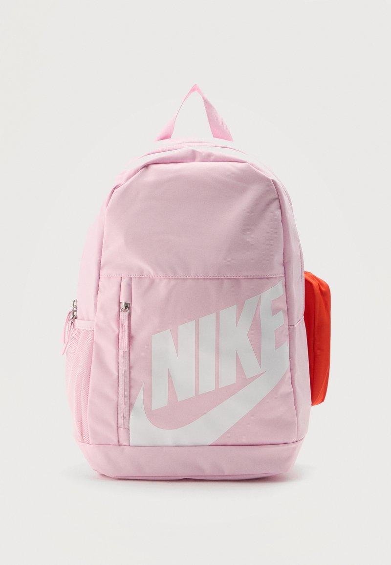 Ροζ σακίδιο πλάτης Nike με μεγάλο λευκό λογότυπο μπροστά, τσέπες με φερμουάρ και πορτοκαλί πλαϊνή τσέπη σε απλό φωτεινό φόντο.