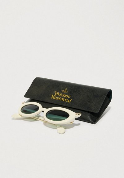 Óculos de sol Vivienne Westwood em marfim com lentes verdes, apresentando armações arredondadas e detalhes adornados, acompanhados de um estojo preto texturizado.