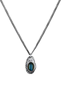 Zilveren ketting met een getextureerde hanger en een ovale, iriserende labradorietsteen, gezet in een gesmeed frame.