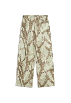 Hellgrüne schmal geschnittene Hose mit einem braunen Camouflage-Muster aus Ästen und Blättern, mit vorderen Taschen und Gürtelschlaufen.