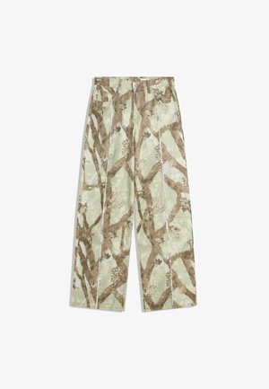 Hellgrüne schmal geschnittene Hose mit einem braunen Camouflage-Muster aus Ästen und Blättern, mit vorderen Taschen und Gürtelschlaufen.
