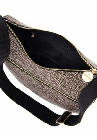 Borsa marrone con texture, dotata di una cerniera nera, hardware dorato e una ampia tracolla. All'interno è foderata in tessuto nero, offrendo ampio spazio.