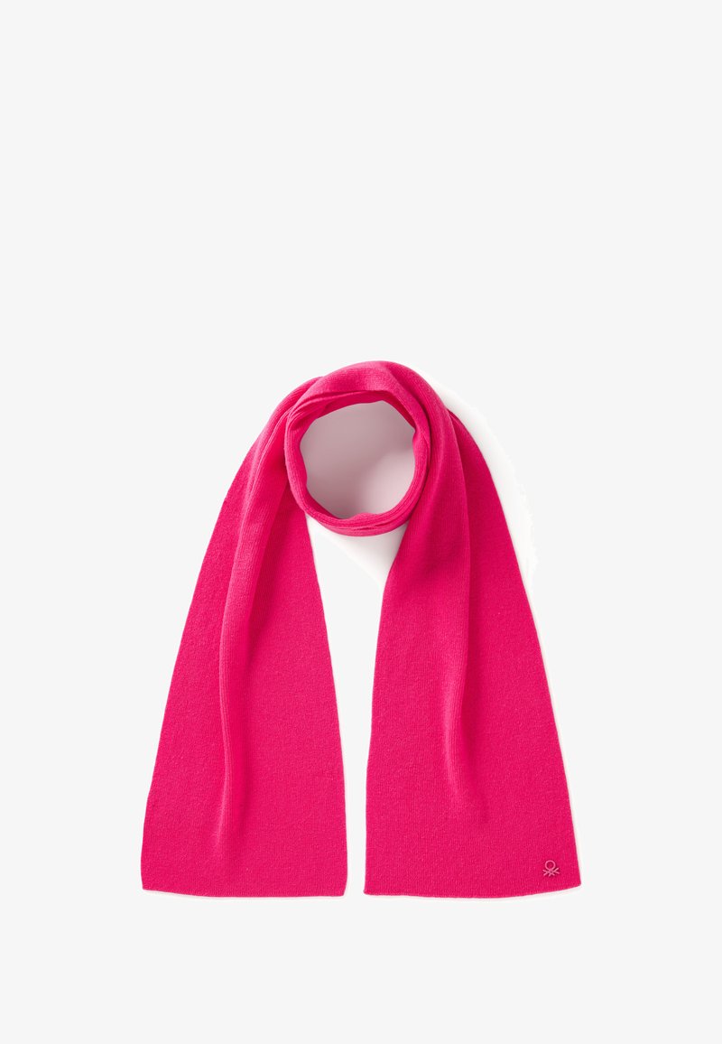 Fuchsia Schal aus weichem Material, mit rechteckiger Form und langen Enden sowie einem kleinen Logo-Akzent nahe einer Kante.