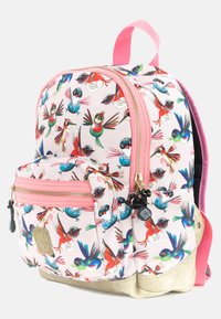 Roze stoffen rugzak met een meerkleurig vogelpatroon, twee met rits afgesloten vakken, gouden hardware en een tankleurige onderkant. Verstelbare schouderbanden en een handvat aan de bovenkant.