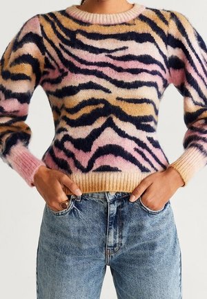 Pull en maille à imprimé animal multicolore avec des nuances de rose, jaune et noir. Col et ourlet côtelés. Tissu doux et texturé.