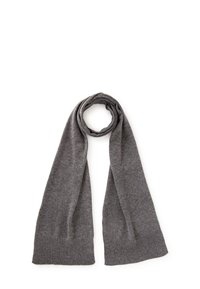 Bufanda de punto gris con una textura suave, de forma rectangular amplia y con extremos acanalados. Sin patrones ni adornos.