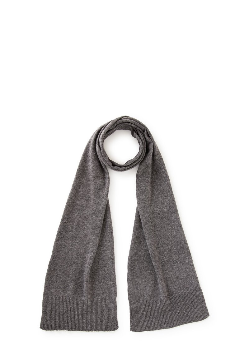 Bufanda de punto gris con una textura suave, de forma rectangular amplia y con extremos acanalados. Sin patrones ni adornos.