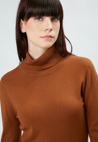 INFLUENCER HIGH-NECK BASIC - Maglione - caramel