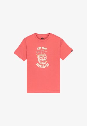 T-shirt en coton corail à manches courtes, présentant un imprimé graphique d'un crâne portant une couronne de boisson. Le texte indique "STAY PALM" et "QUIKSILVER."