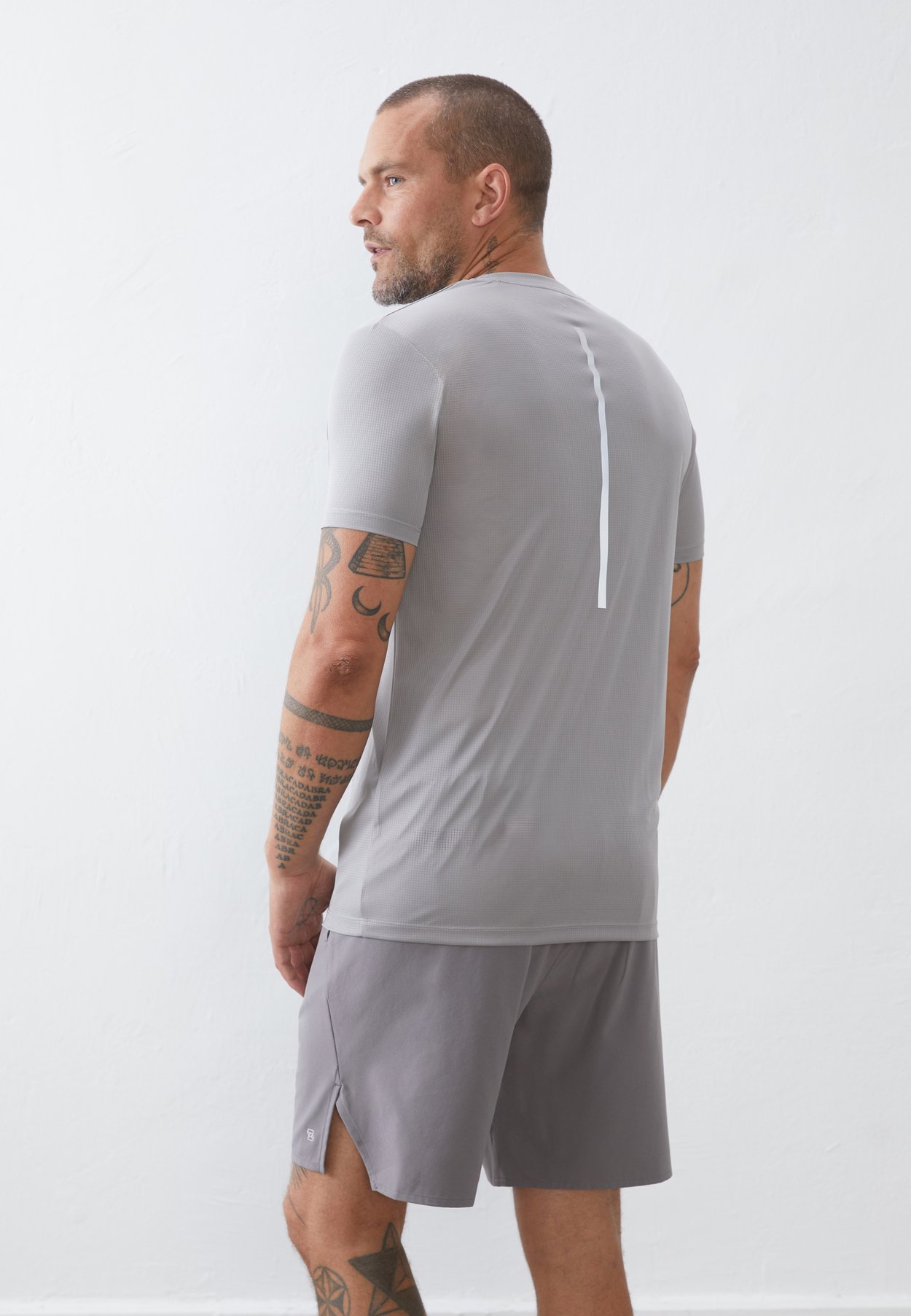 ESSENTIAL RUNNING T-SHIRT WITH REFLECTIVE STRIP