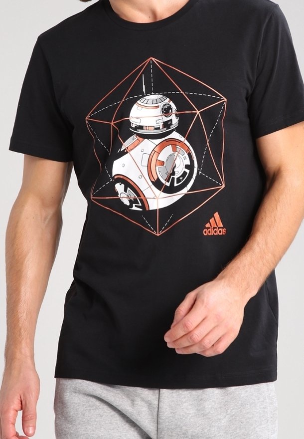 Camiseta negra con un gráfico de un robot en formas geométricas. Hecha de algodón con mangas cortas; logo de Adidas en naranja en la parte inferior derecha.