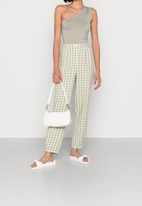 Vero Moda Kalhoty - white