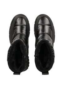 Botas aislantes negras con un acabado brillante, que cuentan con un diseño acolchado, una suela texturizada y cierre con cremallera en el lateral. Forradas interiormente con piel sintética.