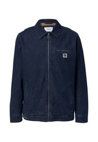 Dunkelblaue Jeansjacke mit kragenlosem Ausschnitt, Reißverschluss vorne und zwei Seitentaschen. Verfügt zudem über eine Brusttasche und ein Markenlogo auf einem Patch.