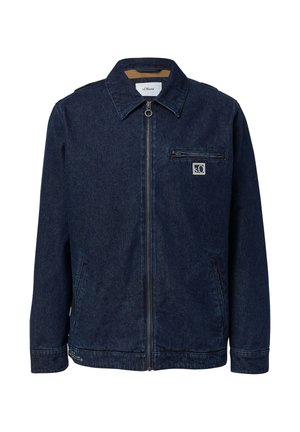 Donkerblauwe spijkerjack met een kraaghals, ritssluiting aan de voorkant en twee zijzakken. Bevat een borstzak en een merklogo patch.