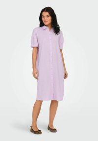 Rochie button-up de un mov deschis, cu mâneci scurte răsucite, croi drept și tiv până la genunchi. Textură de bumbac fin, fără modele.
