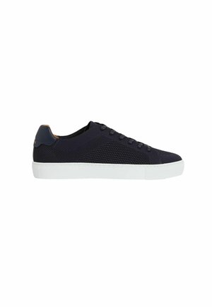 Granatowe siatkowe sneakersy z białą gumową podeszwą, z okrągłym noskiem, sześcioma oczkami i teksturowanym wierzchem z subtelnym logo na pięcie.