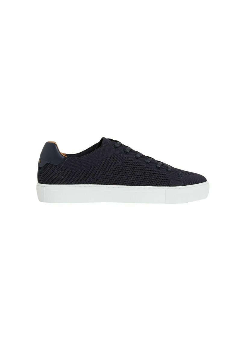 Tengerészeti hálós sneaker, fehér gumitalppal, kerek orral, hat fűzőlyukkal és texturált felsőrésszel, amelyen diszkrét logó található a saroknál.