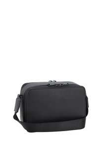 Sort rektangulær taske lavet af tekstureret læder, med en lynlåslukning på toppen og en aftagelig rem til skuldre eller crossbody bæring.