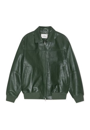 Veste en cuir vert foncé avec fermeture éclair, col, deux poches avant, et poignets et ourlet côtelés, posée à plat sur un fond blanc.