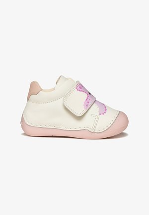 Zapato para niño pequeño blanco con suela y talón rosas, con una correa rosa con un diseño de pulpo punteado y un cierre de velcro.
