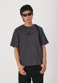 Jack & Jones JORCITY OVERSIZED TEE CREW NECK UNISEX - Pamata T-krekls - asphalt