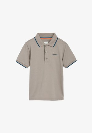 Pilkas polo marškinėlis su trumpomis rankovėmis, kontrastinga mėlyna apdaila ant apykaklės ir rankovių, keturių mygtukų uždarymas ir išsiuvinėtas logotipas kairėje krūtinės pusėje.